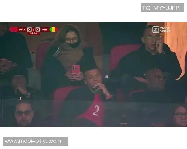 姆巴佩身穿阿什拉夫球衣观战非洲杯摩洛哥对阵马里引发热议